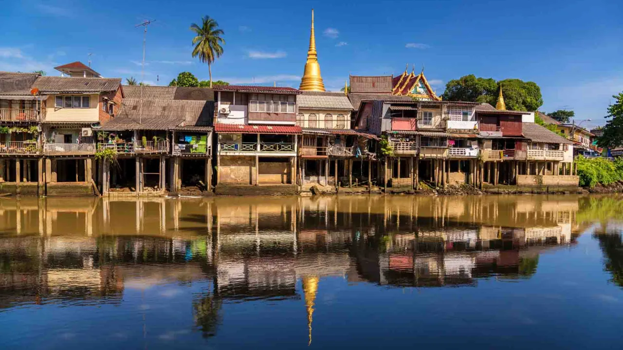Chanthaburi Itä-Thaimassa vanhoine paalutaloineen Chanthaburi Itä-Thaimassa vanhoine paalutaloineen