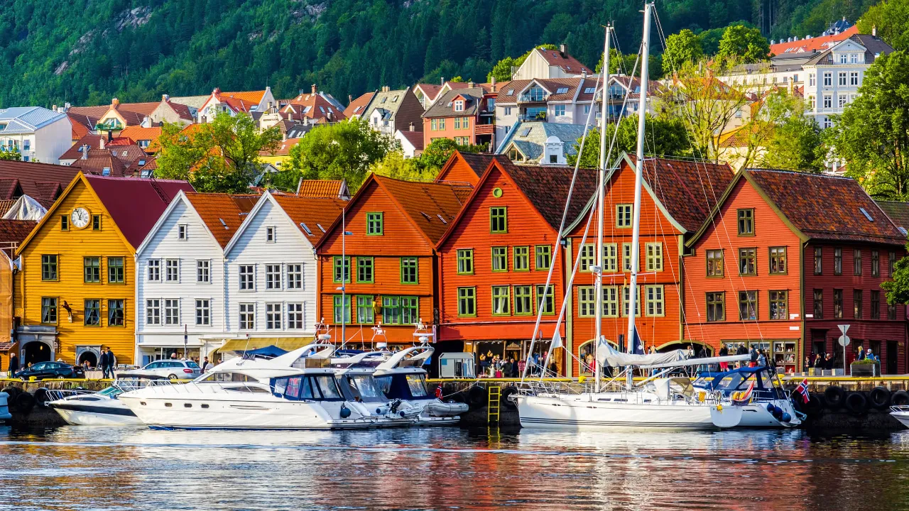 Bergenin Bryggen värikkäine puutaloineen Bergenin Bryggen värikkäine puutaloineen