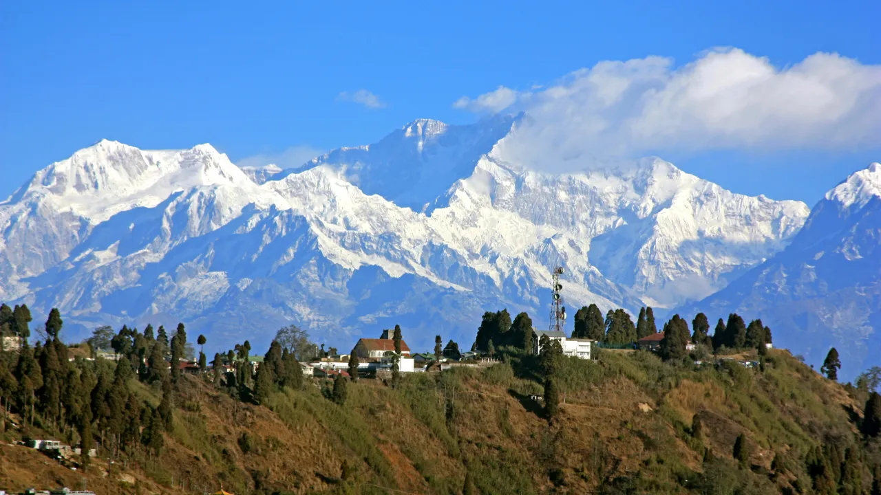 Darjeeling, taustalla noin 8 600 m korkeat lumihuippuiset Kangchenjunga-vuoret Darjeeling, taustalla noin 8 600 m korkeat lumihuippuiset Kangchenjunga-vuoret