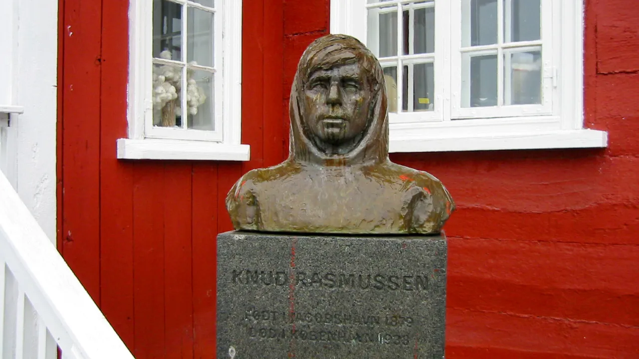 Polartutkija Knud Rasmussenin patsas Ilulissatissa Polartutkija Knud Rasmussenin patsas Ilulissatissa