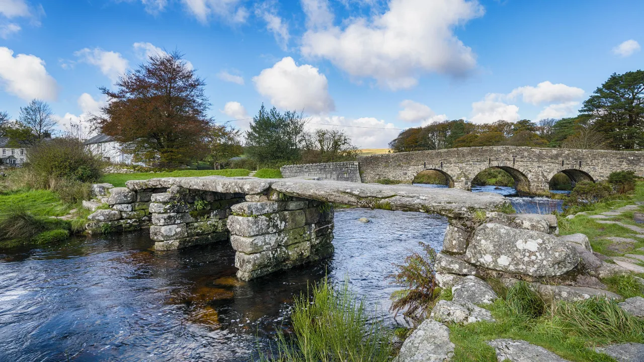 Postbridgen sillat, Dartmoor – keskiaikainen Clapper Bridge ja 1700-luvun kivisilta Postbridgen sillat, Dartmoor – keskiaikainen Clapper Bridge ja 1700-luvun kivisilta