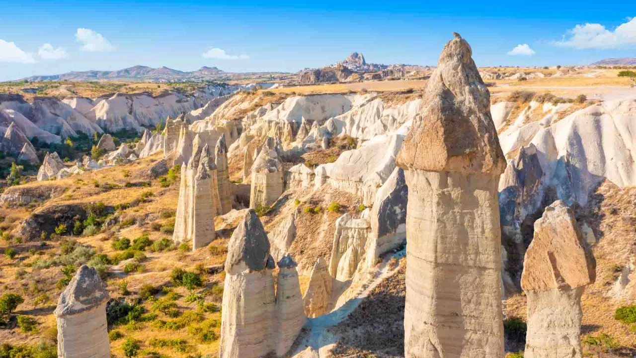 Fairy chimneys Kappadokiassa lähellä Göremeä, Turkki – ainutlaatuinen maisema, jonka tuuli ja vesi ovat muovanneet tuhansien vuosien aikana Fairy chimneys Kappadokiassa lähellä Göremeä, Turkki – ainutlaatuinen maisema, jonka tuuli ja vesi ovat muovanneet tuhansien vuosien aikana