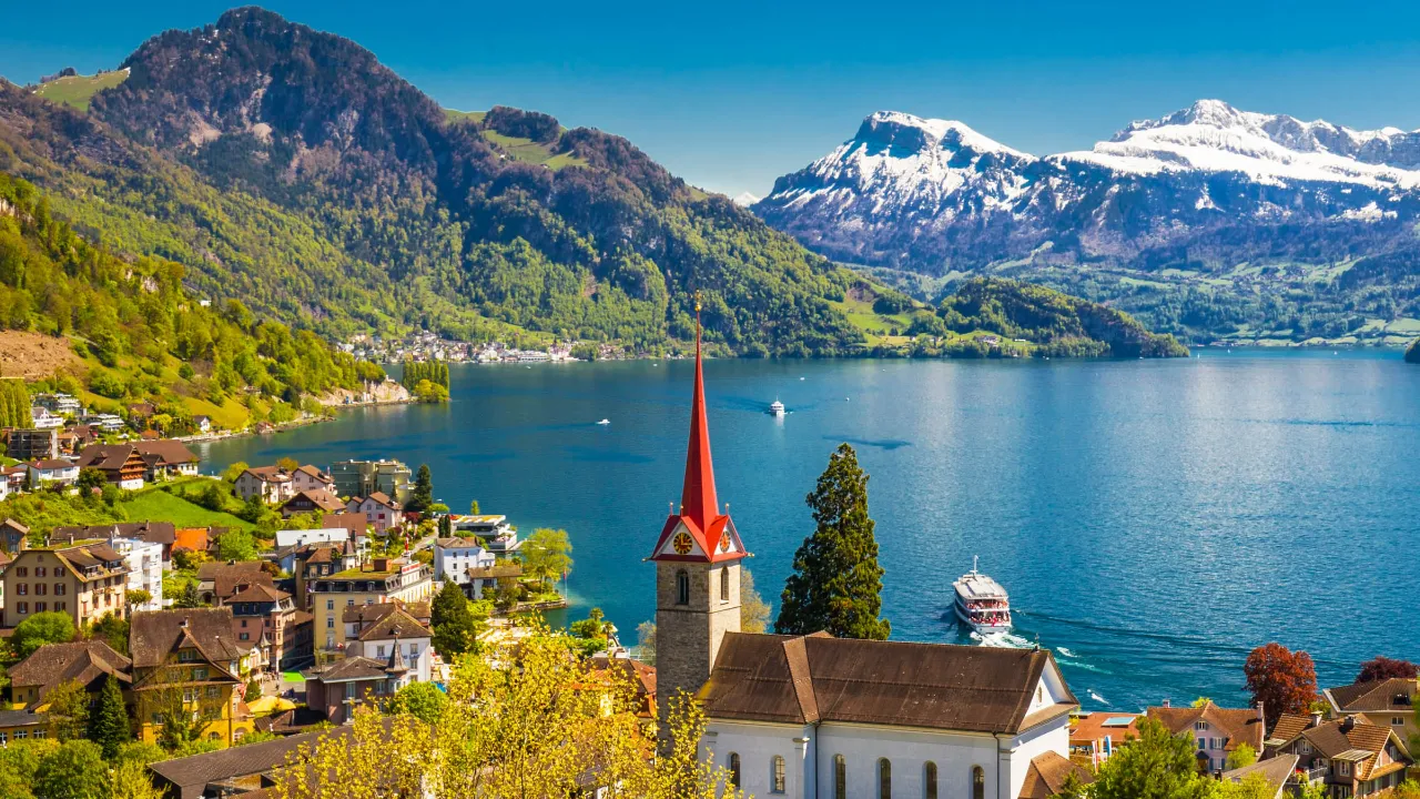 Vierwaldstättersee Luzern etualalla ja vuorenhuiput taustalla Vierwaldstättersee Luzern etualalla ja vuorenhuiput taustalla