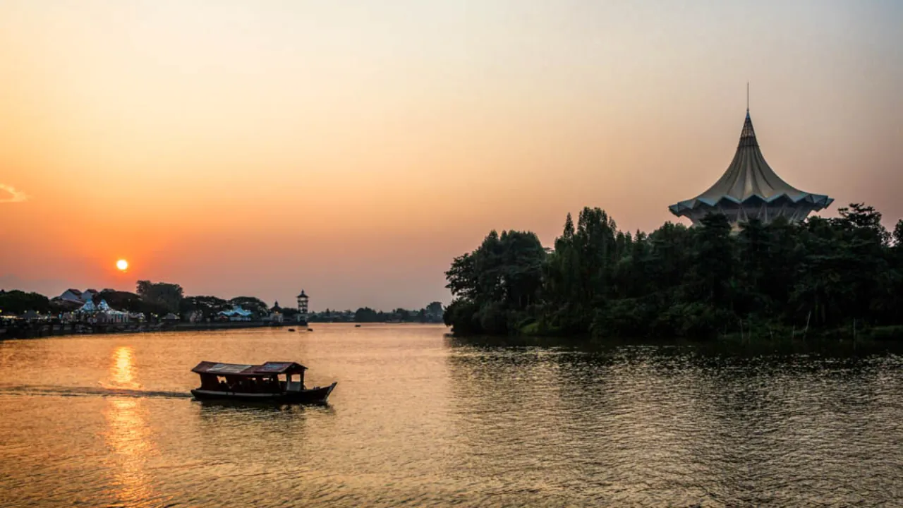 Auringonlasku Sarawak-joen yllä Kuchingissa Auringonlasku Sarawak-joen yllä Kuchingissa