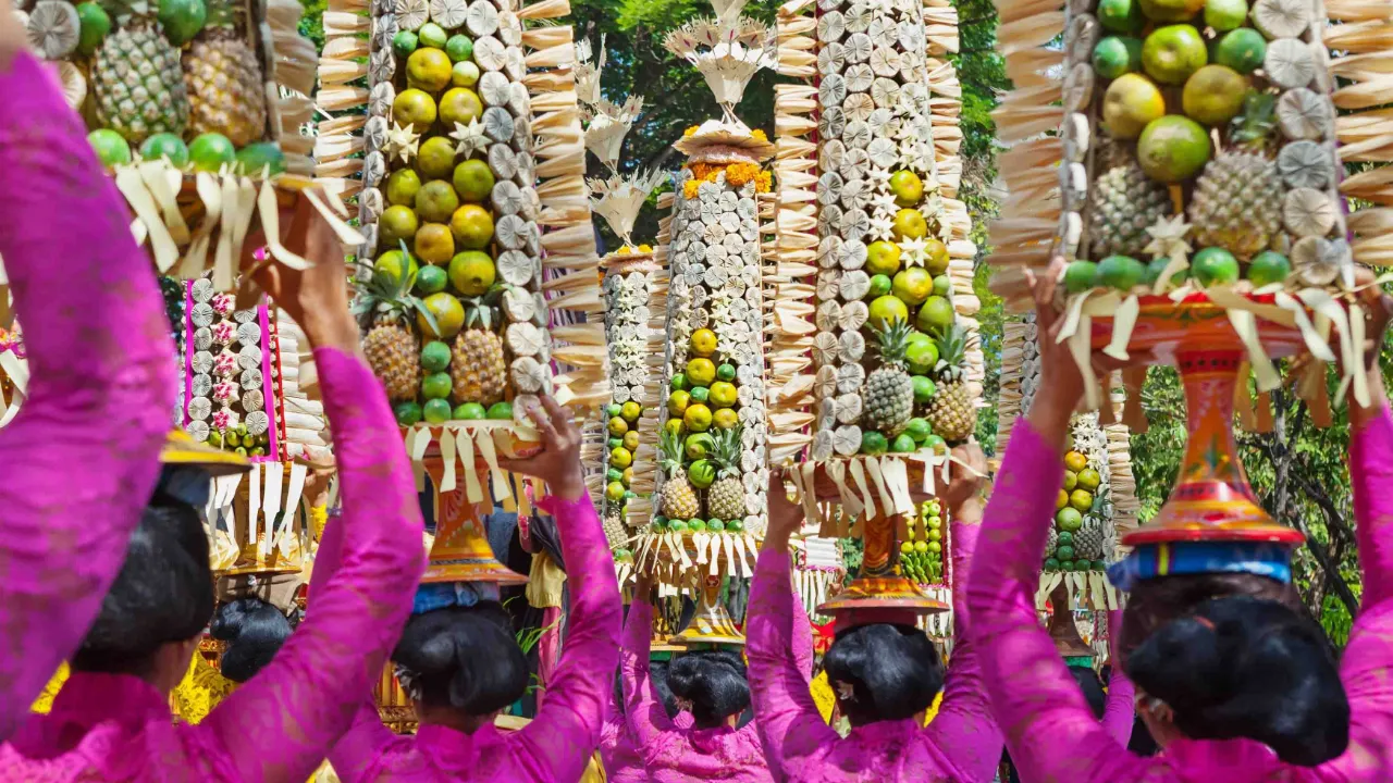 Balilaisia naisia perinneasuissa uskonnollisella festivaalilla Balilla