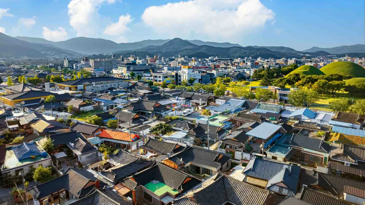 Hwangridan-gil Gyeongjussa – viehättävä alue, jossa perinteiset hanok-talot kohtaavat moderneja kahviloita ja kauppoja Hwangridan-gil Gyeongjussa – viehättävä alue, jossa perinteiset hanok-talot kohtaavat moderneja kahviloita ja kauppoja