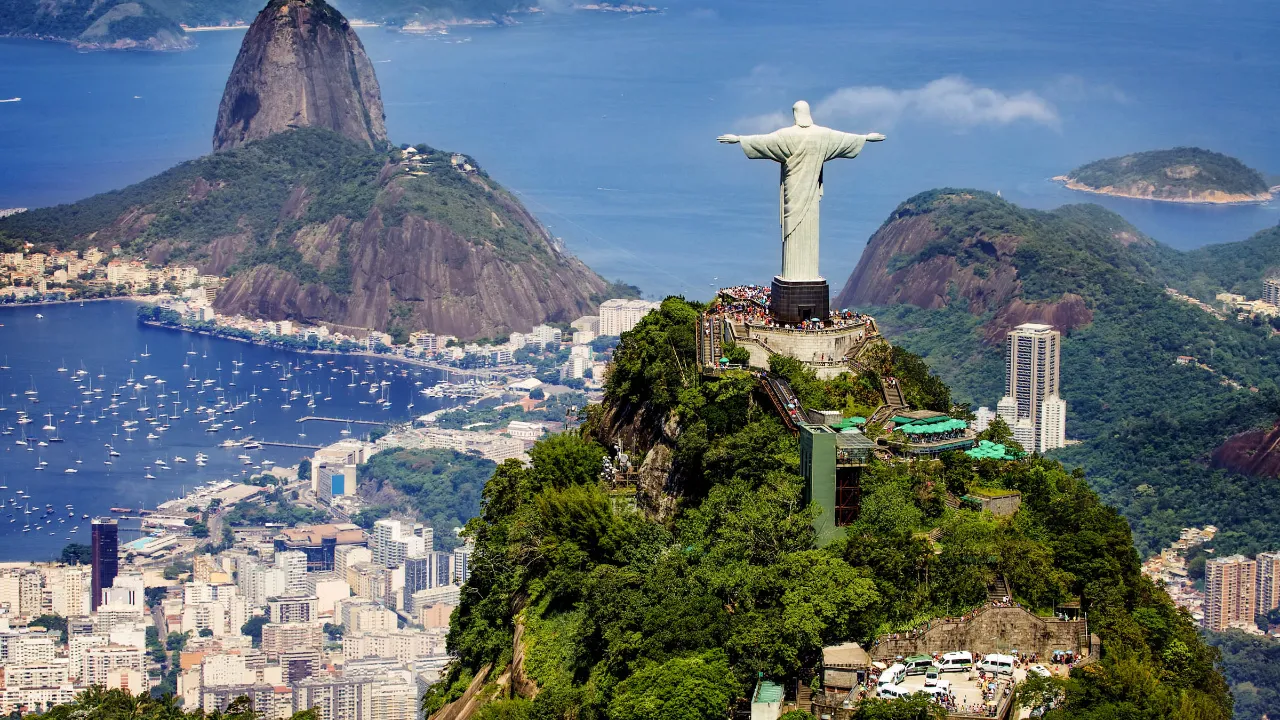 Corcovado-vuoren huipulta Cristo Redentor vartioi Rio de Janeiroa Corcovado-vuoren huipulta Cristo Redentor vartioi Rio de Janeiroa
