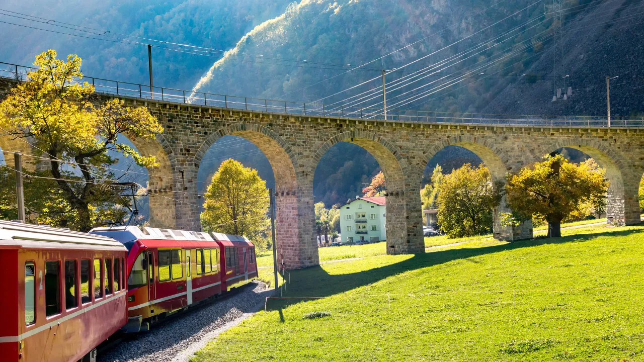 Bernina Express kulkee yli (tai ali) yli 50 sillan Bernina Express kulkee yli (tai ali) yli 50 sillan