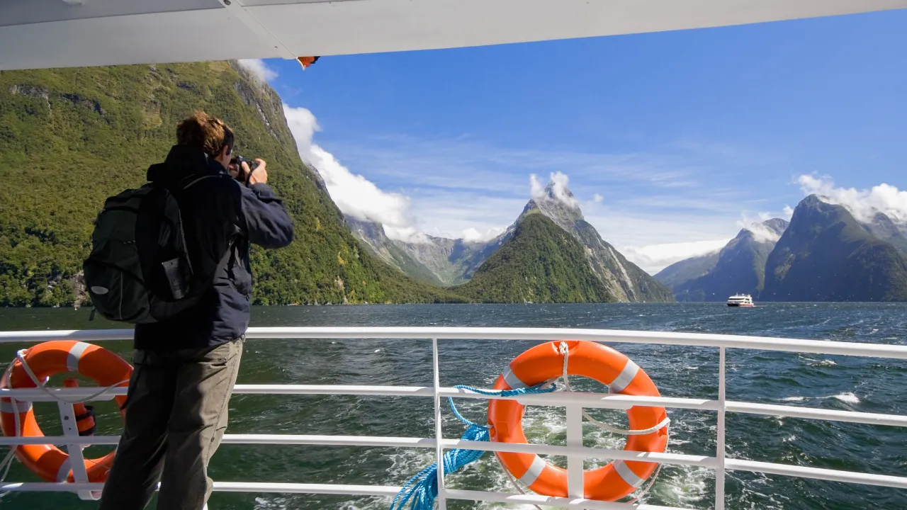Milford Sound, nähtynä laivan kannelta, taustalla tunnusomainen Mitre Peak -vuori Milford Sound, nähtynä laivan kannelta, taustalla tunnusomainen Mitre Peak -vuori