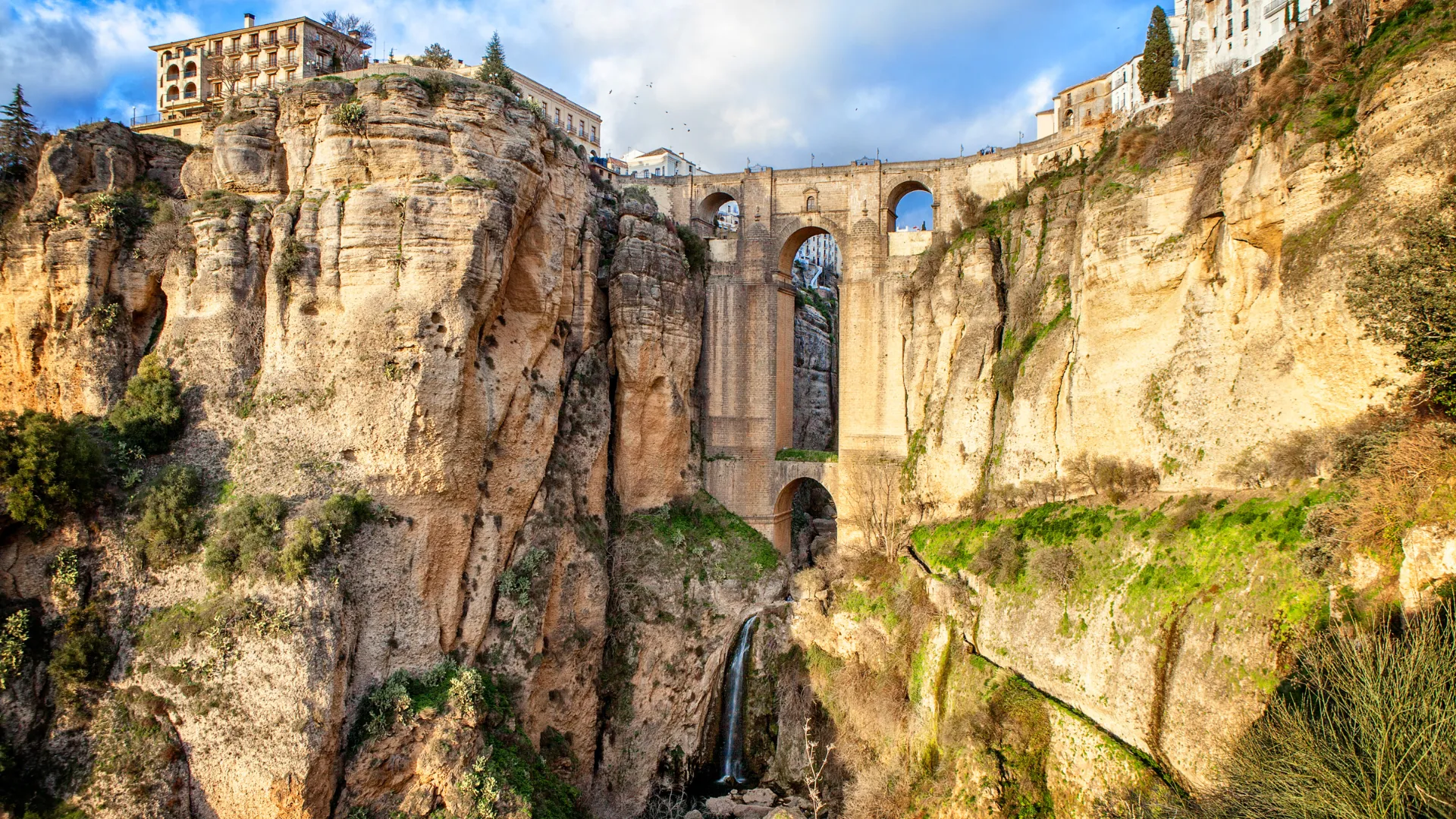 Näyttävä Puente Nuevo -silta Rondassa Näyttävä Puente Nuevo -silta Rondassa