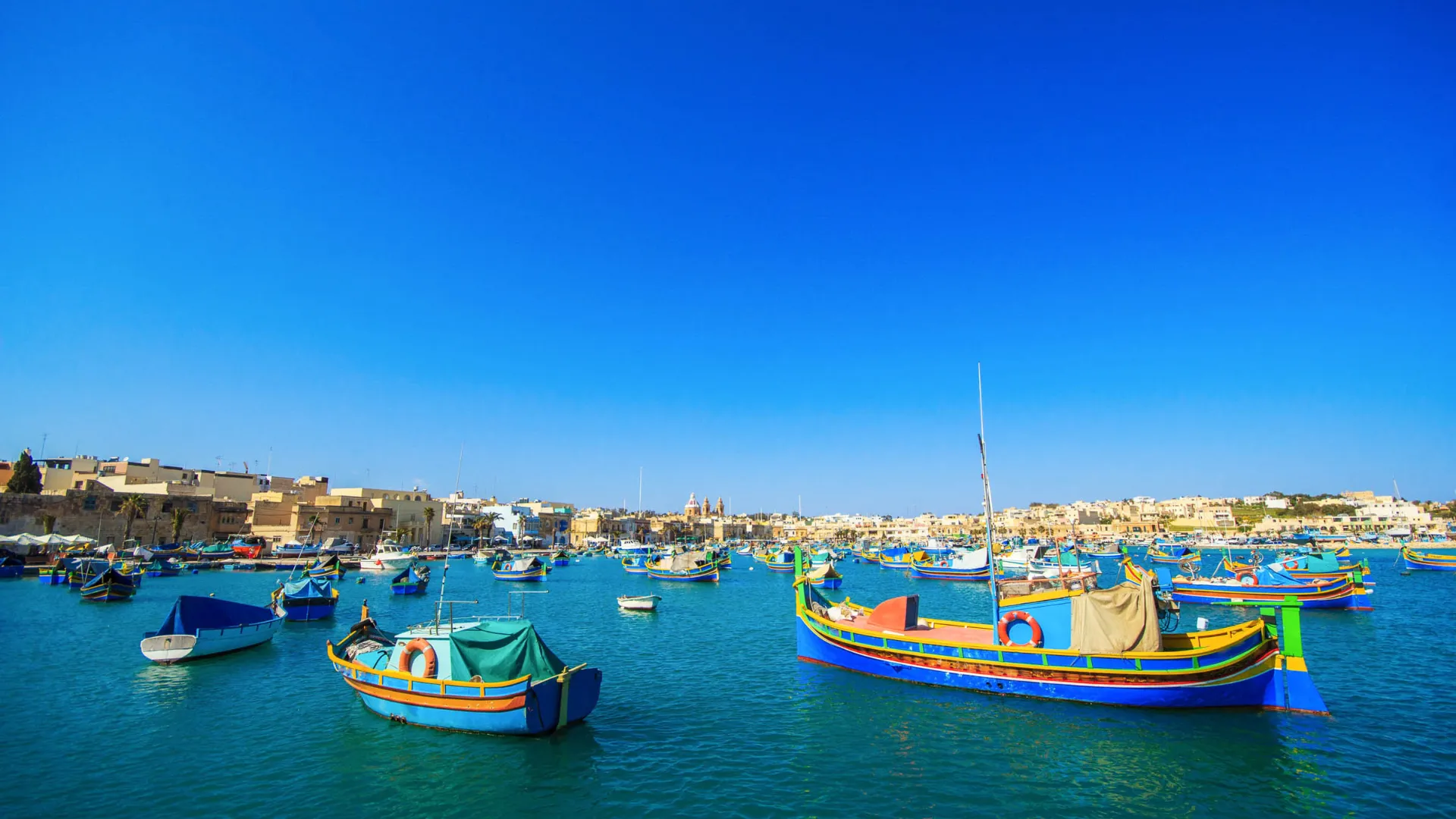 Marsaxlokk on kuuluisa kalastusveneistään Marsaxlokk on kuuluisa kalastusveneistään