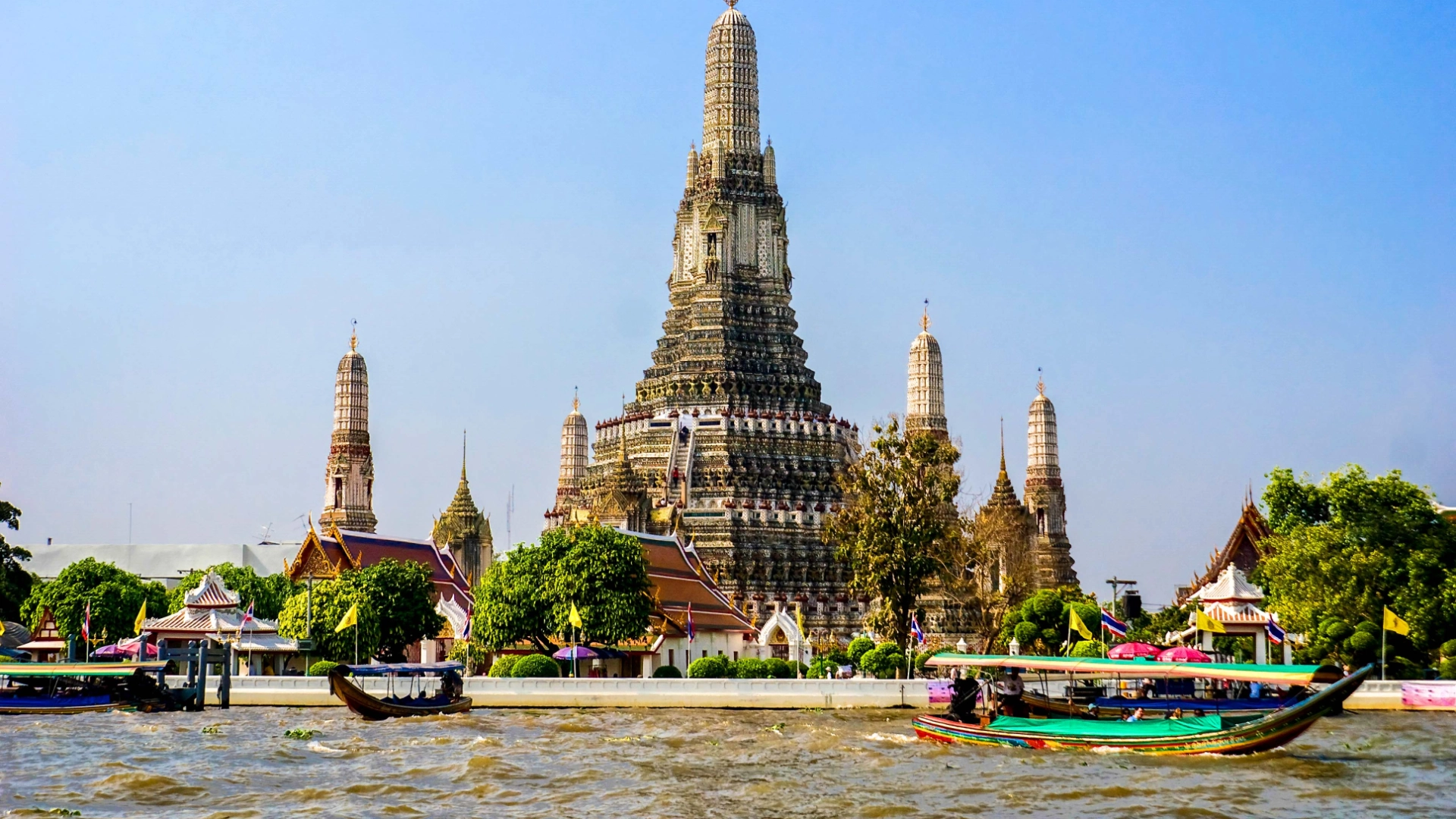 Wat Arun – myös tunnettu nimellä Aamunkoiton temppeli – sijaitsee Bangkokissa