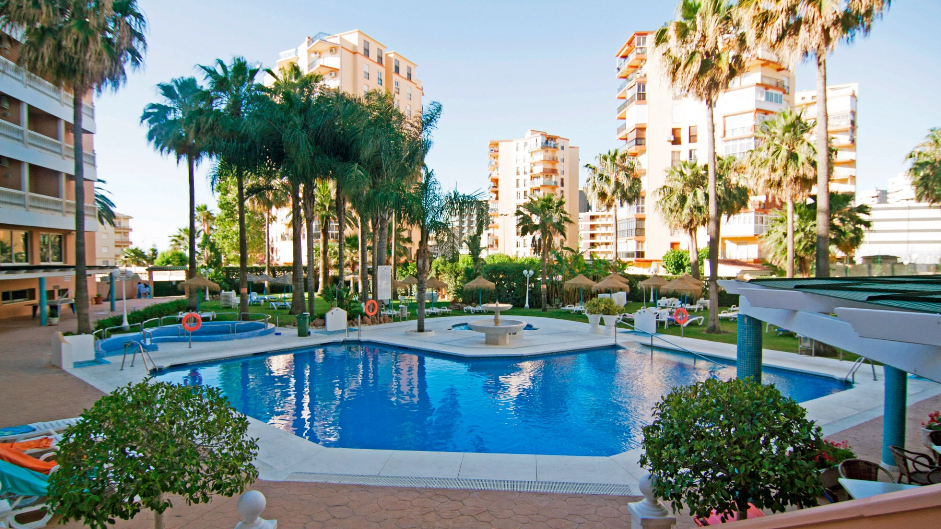 Uima-allasalue Hotel Parasolissa