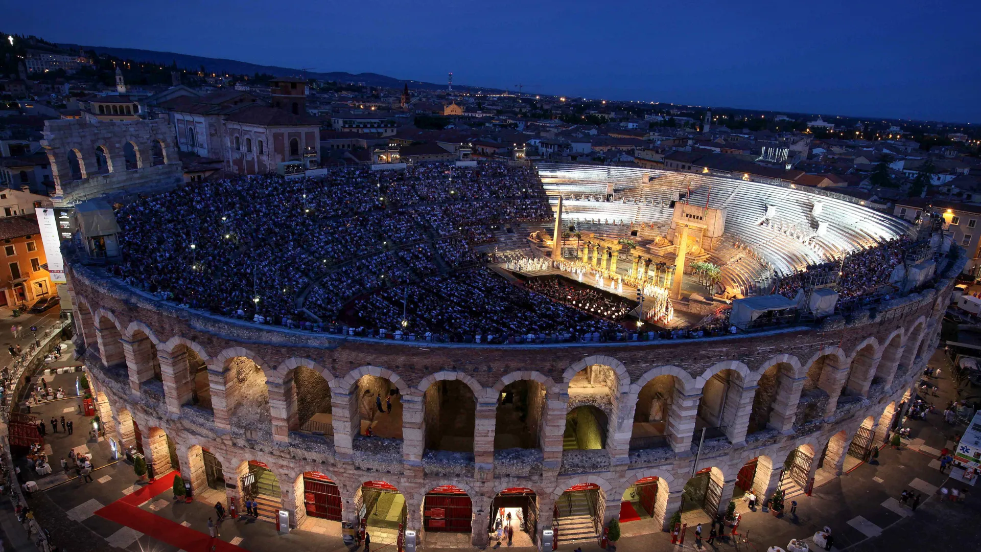 Täysi amfiteatteri Veronassa Täysi amfiteatteri Veronassa