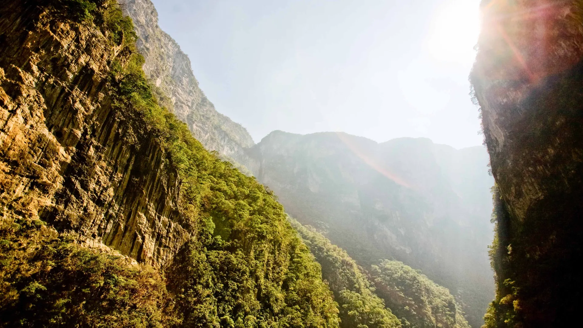 Majesteettinen Sumidero-kanjoni nousee 1000 metrin korkeuteen Río Grijalva -joen yläpuolelle