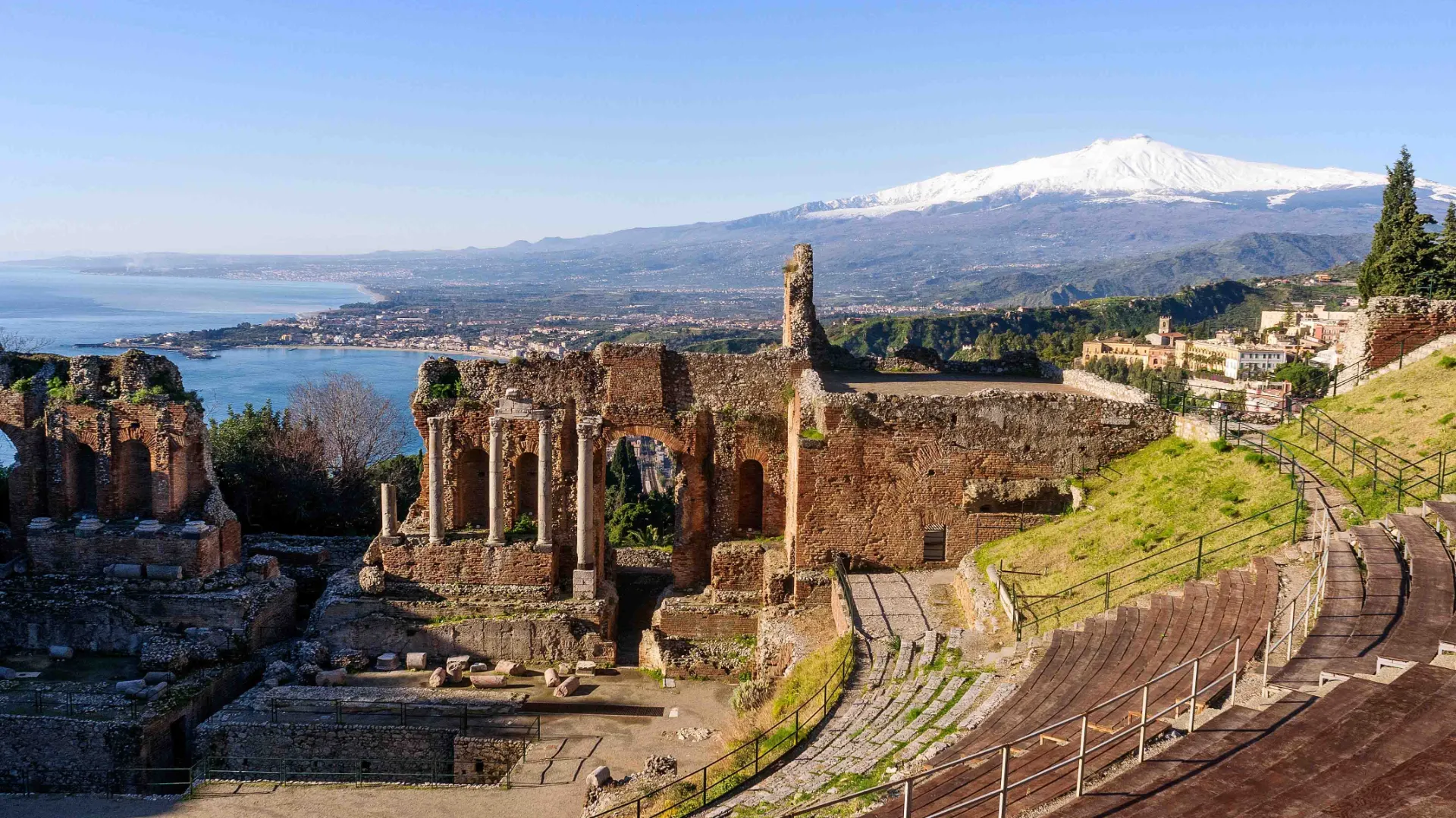 Amfiteatteri ja upea näkymä Etnalle