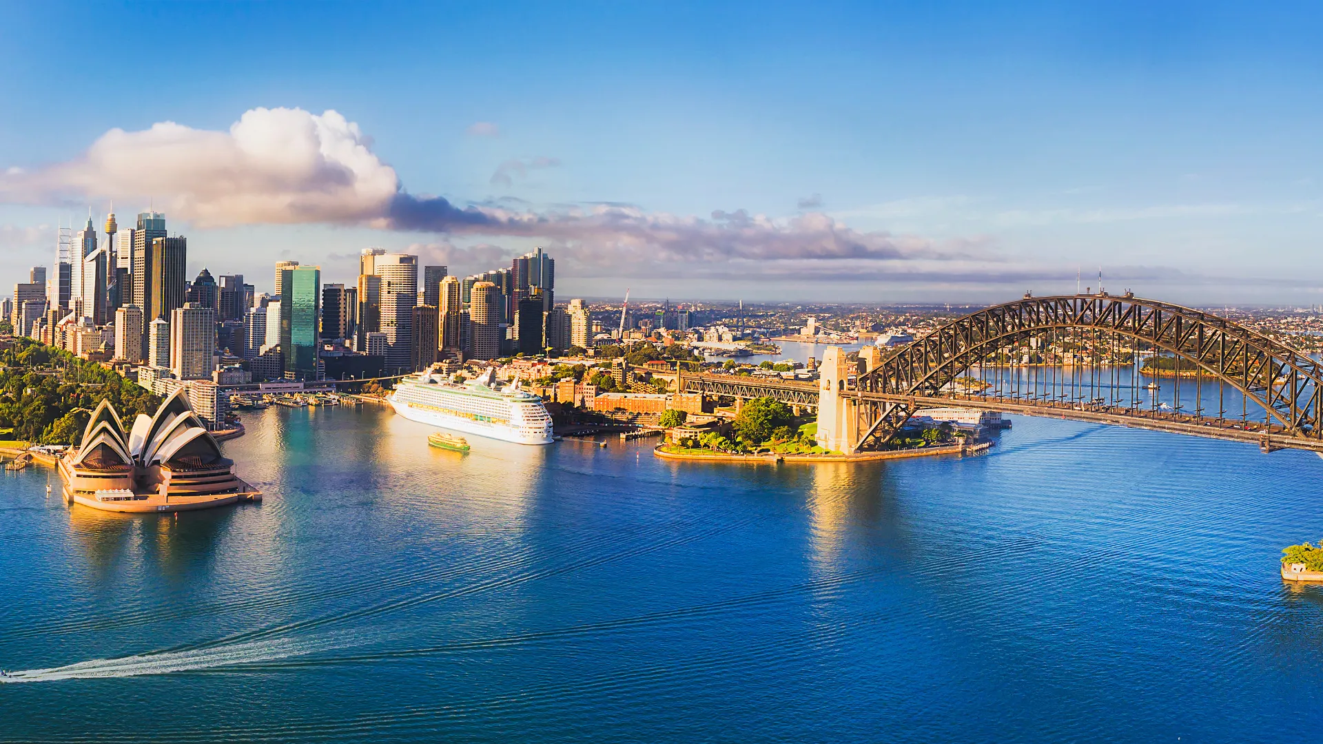 Sydneyn satama Utzonin kuuluisan oopperatalon ja "uudenvuoden ilotulitussillan" kanssa