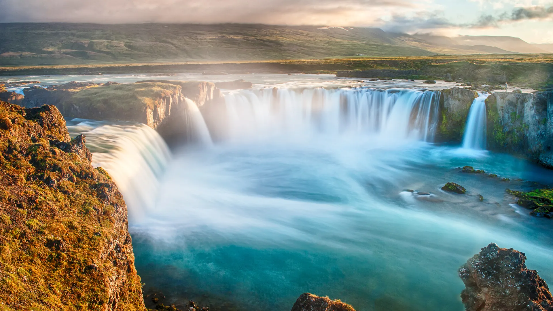 Goðafossin vesiputous on noin 12 metriä korkea ja 30 metriä leveä Goðafossin vesiputous on noin 12 metriä korkea ja 30 metriä leveä