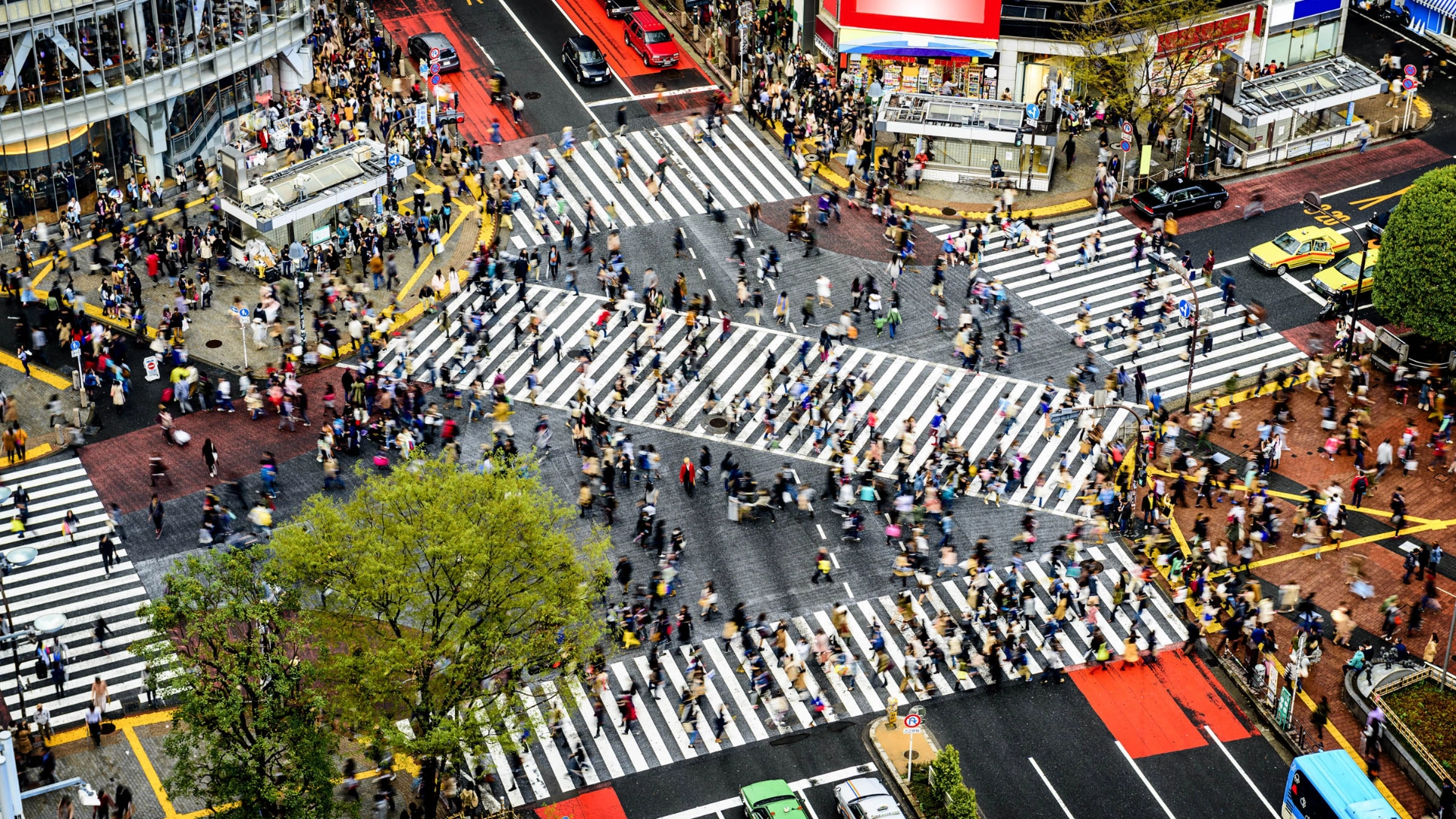 Kuuluisa jalankulkijoiden ylityspaikka Shibuya-alueella