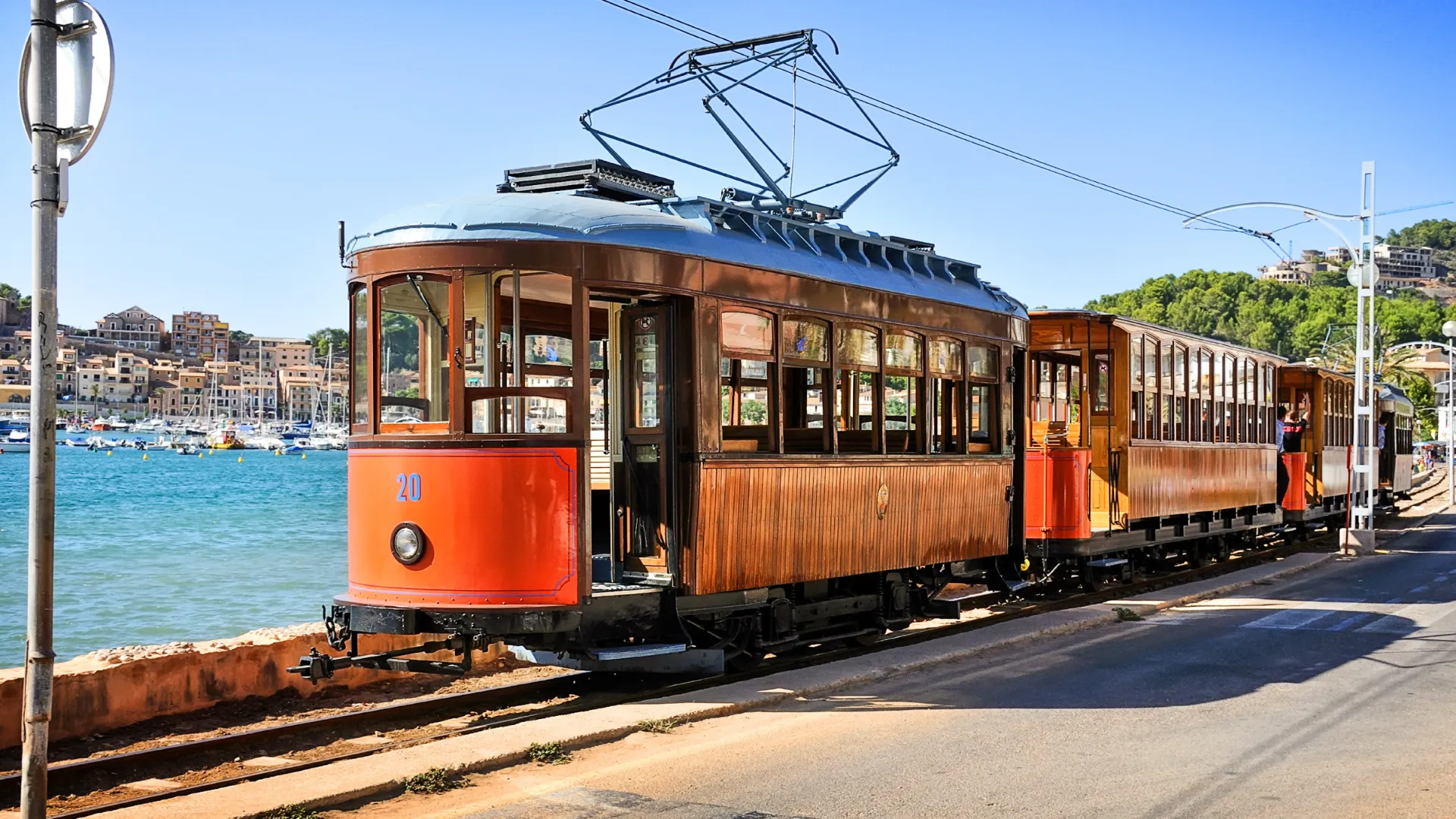 Klassinen raitiovaunu kulkee Sóllerin ja Port de Sóllerin välillä
